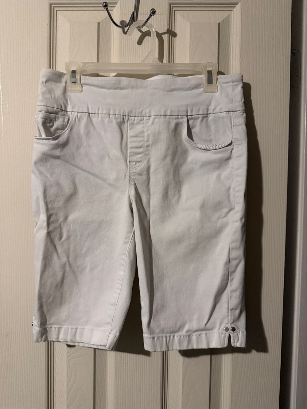 # 160 Gloria Vanderbilt White Knee-Length Pull-On Bermuda Shorts